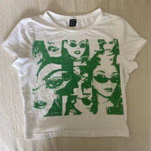 T-shirt - Supersnygg t-shirt med coolt tryck! Säljer pga lite för liten för mig. Kan skicka på tisdag 6/6 tidigast. 
