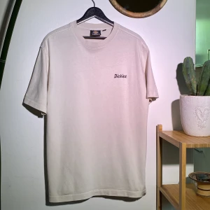 T-shirt Dickies - •Offwhite Storleken är som en large. Längd 75cm 