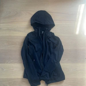 Tunn kofta svart small - Tunn teöningskofta från H&M i strl small. Bra skick.