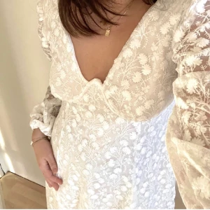 Vit spetsklänning - Säljer denna superfina klänning som passar perfekt för student eller midsommar. Helt oanvänd med lapp kvar, i storlek 38. Nypris 700kr. Hör gärna av dig vid intresse eller om du har några frågor. Pris kan diskuteras!🤗