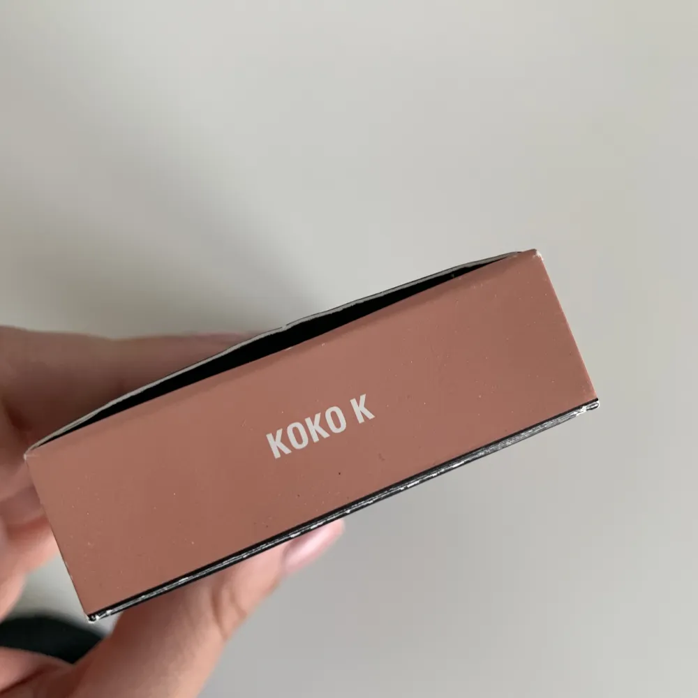 Säljer min kylie lip kit för 200kr (ordinarie 350kr) i färgen Koko K, denna är köpt från hennes hemsida men har inte kommit till användning (dock inte ny) . Frakt tillkommer! . Accessoarer.