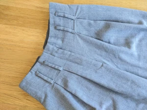 Kostymbyxor HM  - Superläckra kostymbyxor i grått från HM med hög midja och utsvängda ben. Väldigt god kvalitet 