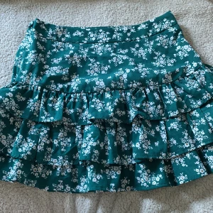 Blommig kjol köpt på Plick - Använd men i bra skick