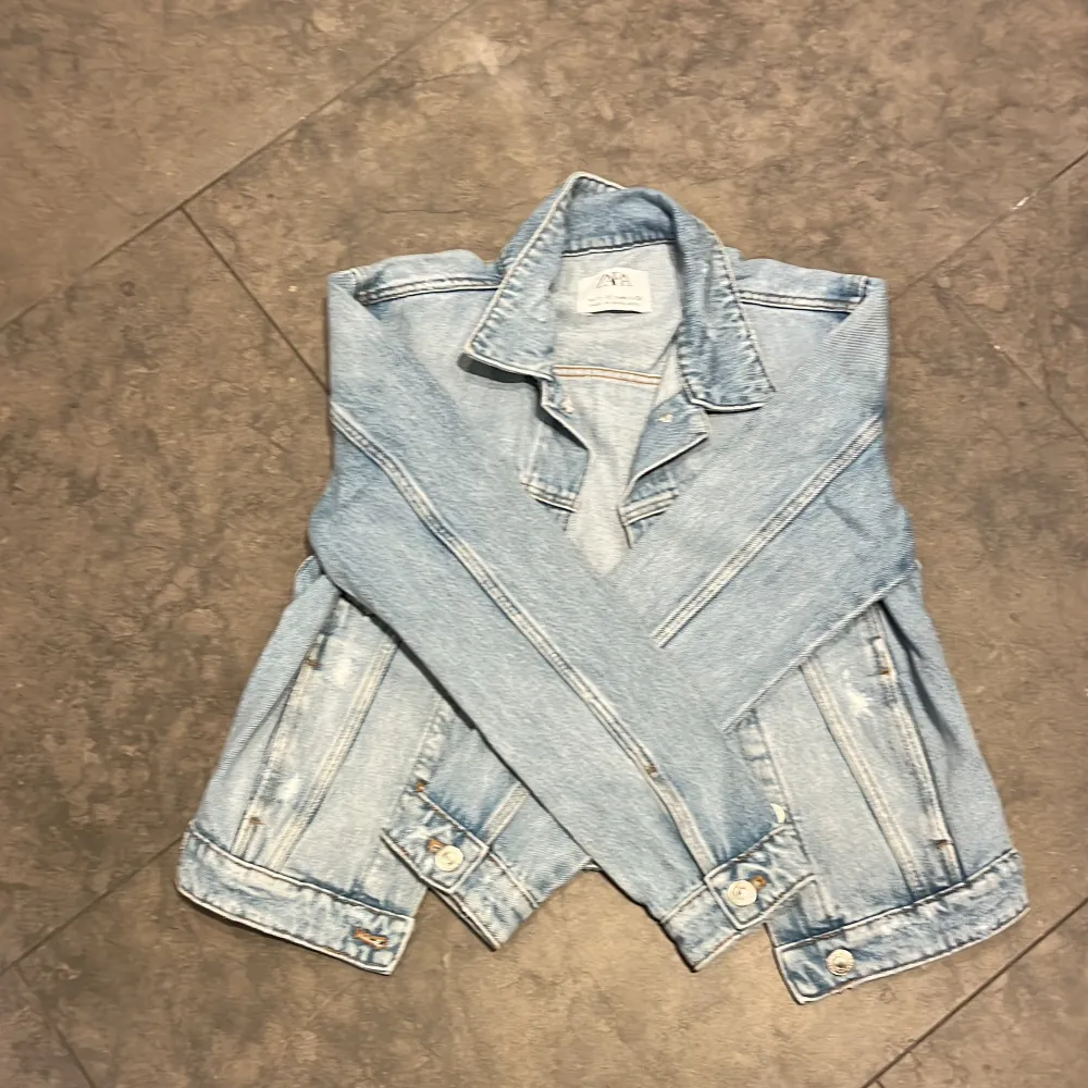 Säljer denna snygga jeansjacka från zara i strl 11-12 år. Säljer pga att den är för liten❤️ skriv gärna om du är intresserad elr vill ha fler bilder och mått🫶🏼. Takit.
