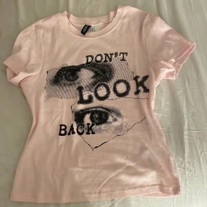 T-shirt  - En lite mer alternativ t-shirt som passar ifall du har vilken stil som helst speciellt typ y2k, emo, goth eller alternativ. Skriv vid frågor❤️