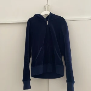 Juicy Couture  - Säljer mitt juicy set då den inte används längre. Köpt för 600kr. Säljer hela setet för 250kr.