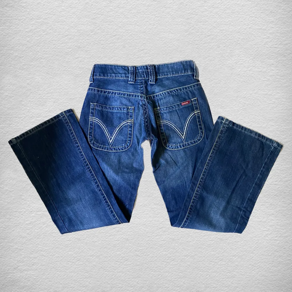 Lågmidjade, baggy BlendShe jeans, nya med tags. W26, midja 37cm, innerbenslängd ca 76cm. . Jeans & Byxor.
