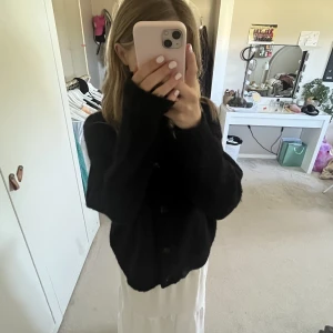 Stickad kofta - Superfin stickad kofta som är lite oversized fit! Super fint skick som ny knappt använt! Super fina till sommarkvällar! Köparen står för frakt! Kom privat för frågor/bilder🫶🏻⭐️💗