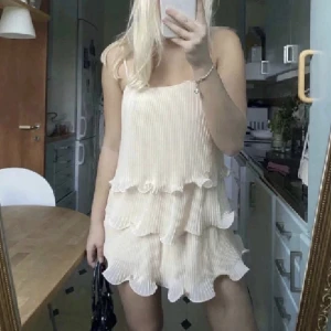 H&M klänning volang beige vit - Så fin till sommaren💕💕 HAR EN I BÅDE XS OCH S!