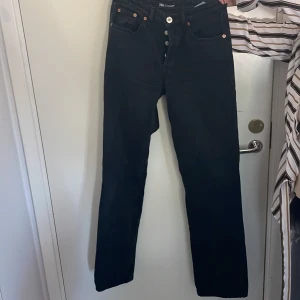 Straightleg jeans - Svarta jeans från zara som ser i stortsätt oanvända ut.