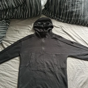 Cp company zip hoodie - Storlek s Skick 8/10  Köpt på debut nypris 2400