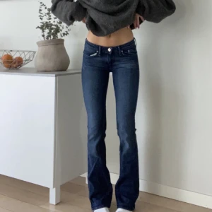 Lågmidjade jeans  -  Superfina lågmidjade mörkblå bootcut jeans🤩Innerbenslängd 79cm o midjemått 73cm 💞Om många är intresserade blir de budgivning!