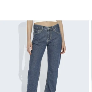 långa jeans - säljer min as snygga LÅNGA jeans från bikbok i modellen ”low waist straight leg”. Mycket sparsamt använda!