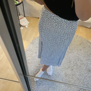 Kjol - Så fin blommig kjol perfekt till sommaren🤍🤍