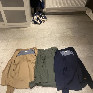 3 skjortor st M - 3 skjortor i storlek M, använda 5-10 gånger.