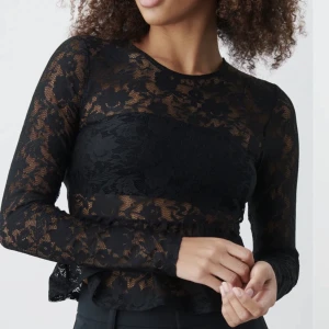 Spets topp från Ginatricot - Jättefin topp i spets från Ginatricot som inte kommer till användning, inga defekter!💗 Är i storlek S men passar även M och Xs!💗 Hör av er för fler bilder!