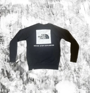 The North Face Sweatshirt  - Säljer denna stiliga sweatshirt från TNF. Storlek S. Köparen står för frakten:)