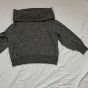 Grå stickad tröja - En så snygg och mysig tröja. Använts 1-2 gånger. Men inget som syns. Inga defekter. Skriv om ni har frågor 🫶🏼 priset går att diskutera 