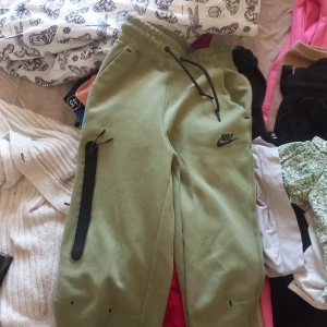 Nike - Ändast använt fåtal gånger! I väldigt bra skick. Tvättade kanske 3 gånger. Storlrk är xxs! Ny pris 1100kr nu 400kr