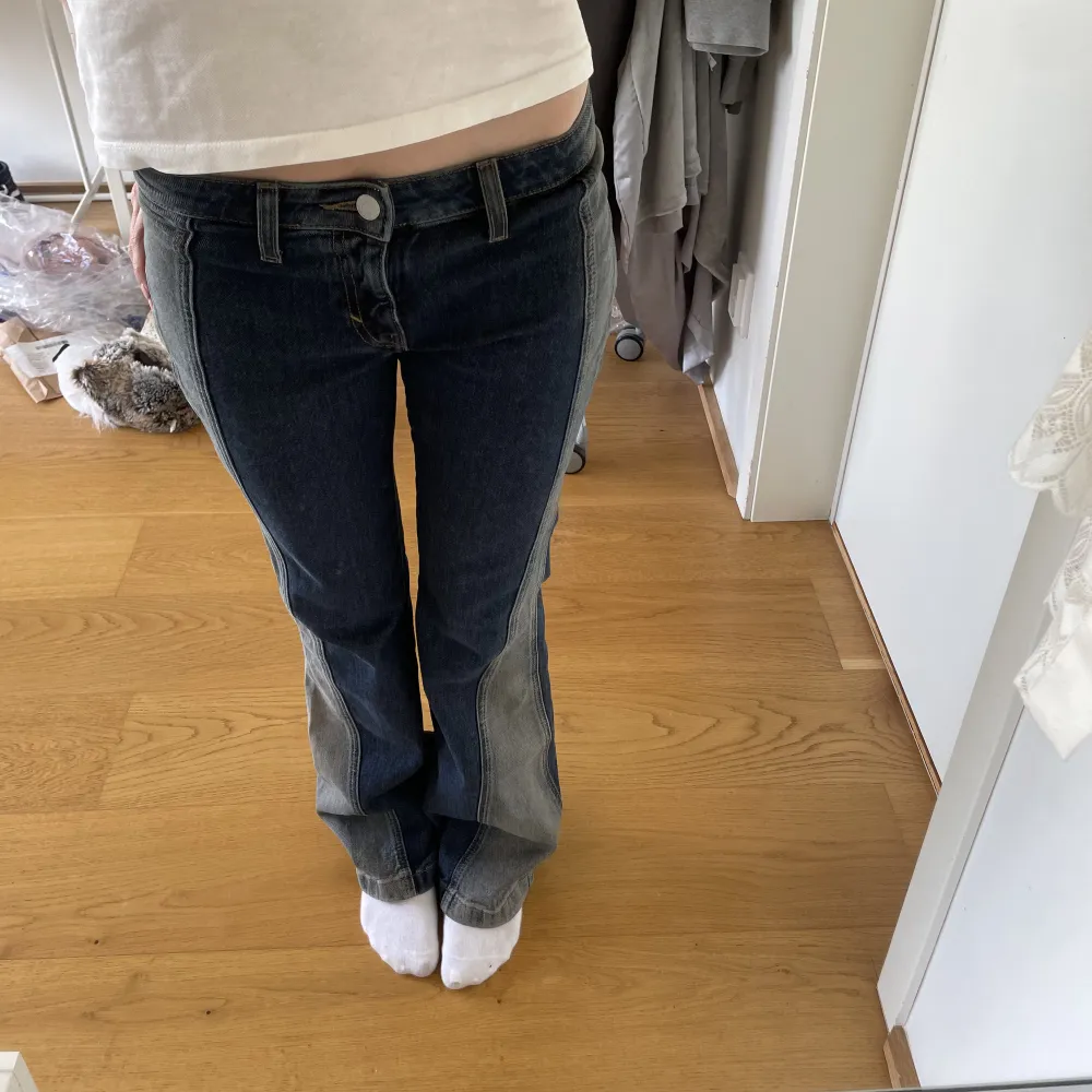 Säljer dessa jättepopulära weekday ”Utopia” jeans som är HELT oanvända. Nypris ca 650kr❤️ De är i storlek 25x32 Men hade passat någon med 34 i längd. . Jeans & Byxor.
