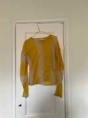 Weekday stickat - Randig stickad tunn tröja från Weekday. Fin under t-shirt