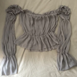 Fin topp off shoulder - Jättefin söt topp i fint material.  50kr
