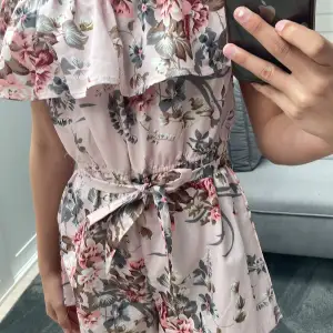 En jätte fin rosa byxdress från SHEIN som bara använts till en skolavslutning💗passar pefekt nu till sommarn