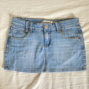 Jeanskjol  - Kort snygg ljusblå jeanskjol. Midjemåttet är 78cm och längden är 28cm🩵🩵