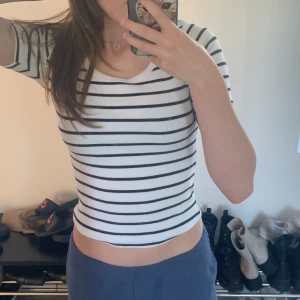 Svart/ vit randig tröja - En jätte fin men även skön tröja. Perfekt till sommaren🫶 Har ngn fråga?- skriv t mej😉