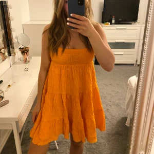 Klänning  - Fin klänning, använd 2 ggr🧡 färgen förekommer bättre på andra bilden!