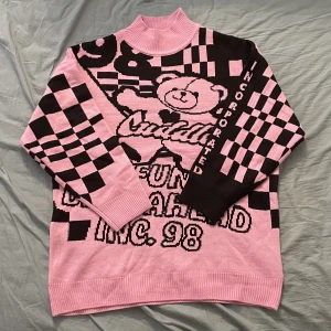 Oversized stickad tröja  - Köpte denna tröjan för något år sedan och har använts en gång. Väldigt mysig och bra material som inte kliar som de flesta stickade tröjor gör… 