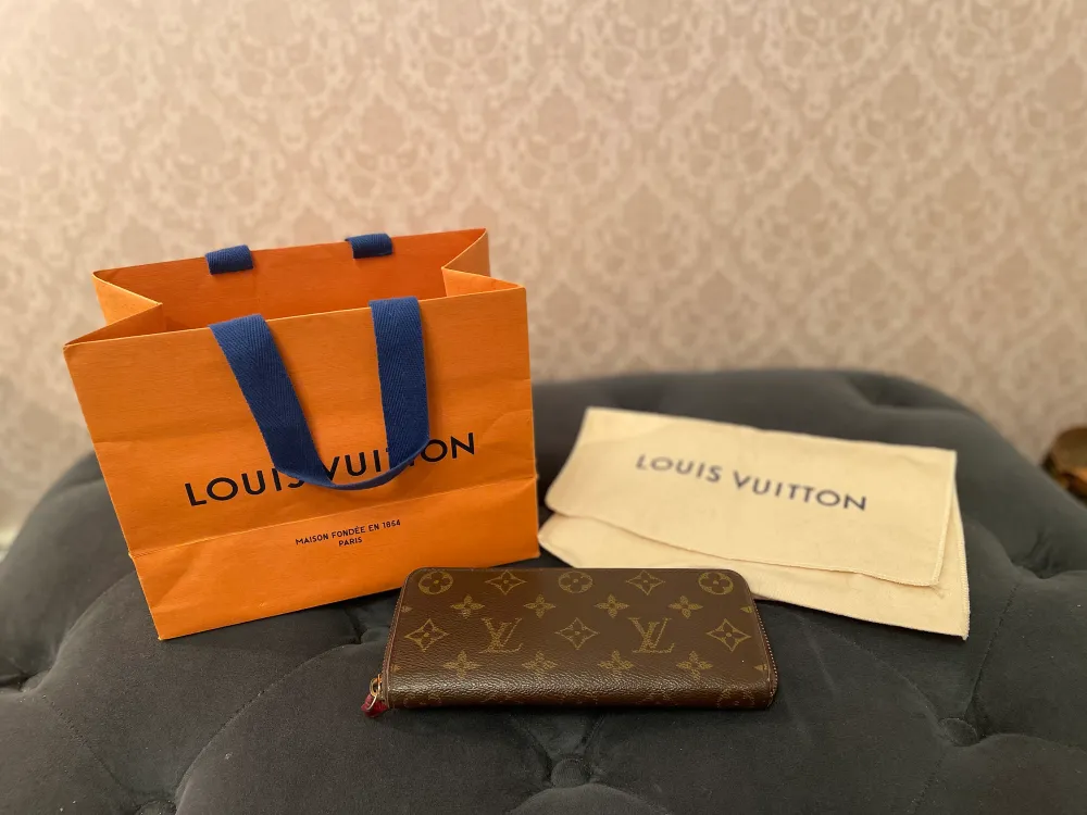 Louis Vuitton Clémence Wallet M60742 Allt på bilden medföljer. Bjuder på frakt.   Mått 20x9x2  Ny pris 5550 sek   Betalning sker via swish! . Väskor.