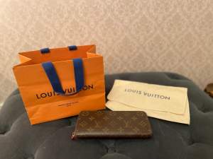 Louis Vuitton Clémence Wallet M60742 Allt på bilden medföljer. Bjuder på frakt.   Mått 20x9x2  Ny pris 5550 sek   Betalning sker via swish! 