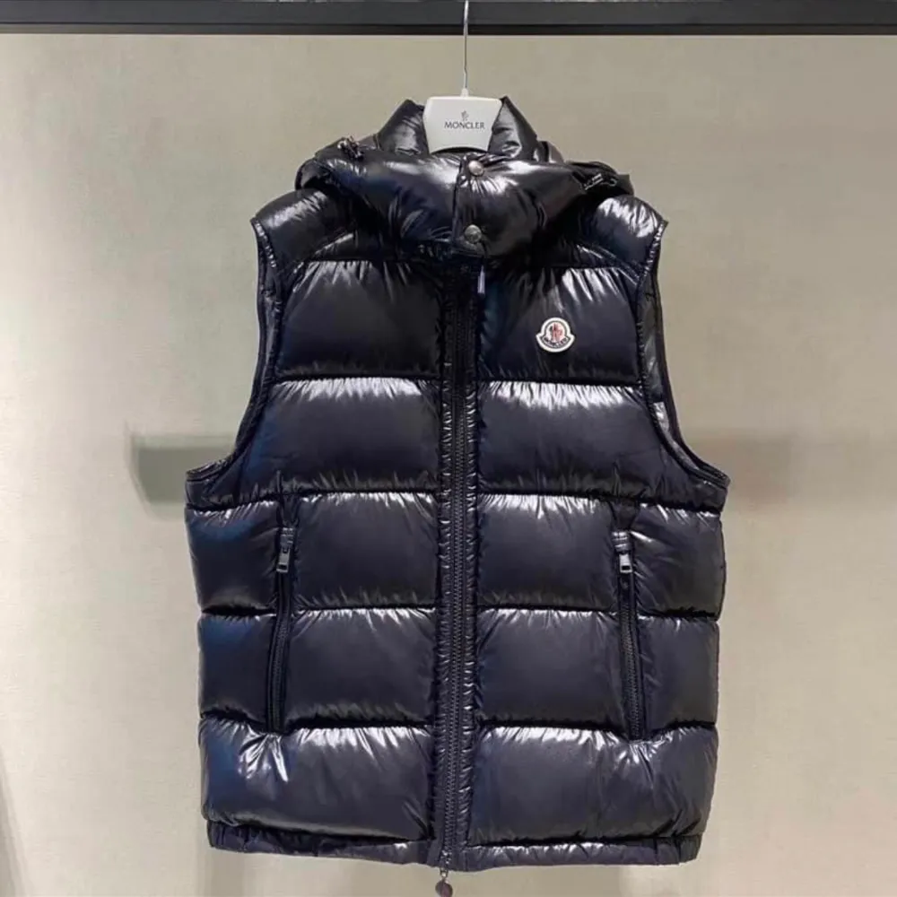 Moncler Bormes Hooded Down Vest Black. Takit.