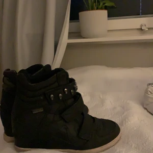 Skor - Ass balla skor som liknar isabell marant skor, dom är köpta secondhand så därför är dem lite nötta på vissa ställen, dom är normala i storleken💗