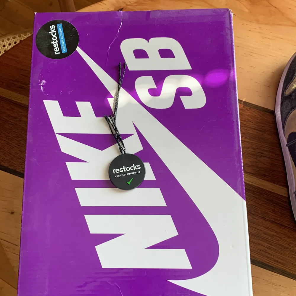 Ett par Nike dunka som är använda skick 6/10  Storlek 40,5 men passar 41. Skor.