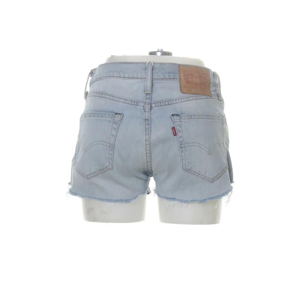Superfina Levis shorts! Perfekta till sommaren! Modell 511. Storlek w29 l32, passar mig som brukar bära s/m❤️. Shorts.