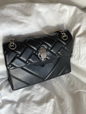 Kurt Geiger Väska - Säljer nu min superfina Kurt Geiger väska som är i nyskick. Den är aldrig använd! Väskan är köpt på Zalando för 2025kr, och jag säljer den för 1900 kr. Dustbag medföljer. Skriv till mig om du är intresserad, så diskuterar vi fram ett bra pris🥰
