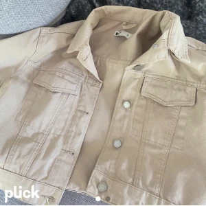 Jeansjacka - Beige jeansjacka från ginatricot i storlek S! Skriv privat för fler bilder 💕