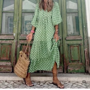 Chasca klänning - Säljer en otroligt fin chasca klänning i nyskick pga felköp! Det är en lång boho-klänning med puffärmar och den är alltså aldrig använd utan endast testad då jag köpte fel storlek:/ Skicka ett privat meddelande vid frågor eller för fler bilder💗💗