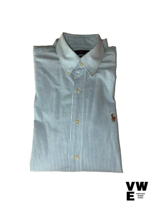 Ralph lauren skjorta randig S - Blå/vit randning storlek s,  Skick:  9/10, använd fast i gott skick.  Lägre Pris vid snabb affär 