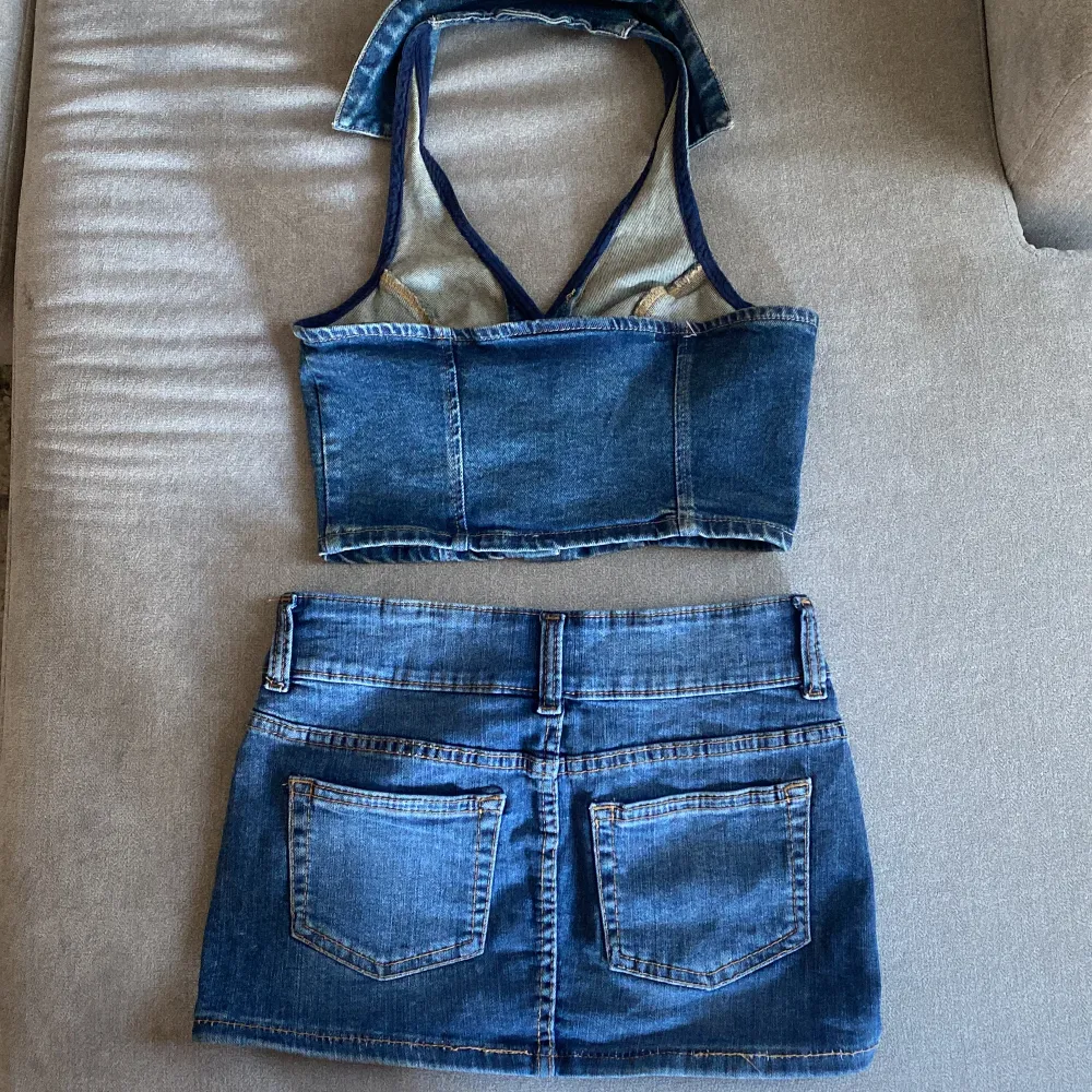 Jeans set, kort kjol är i storlek XS och toppen är i storlek S. har använts 2 gånger är i bra skick. . Kjolar.