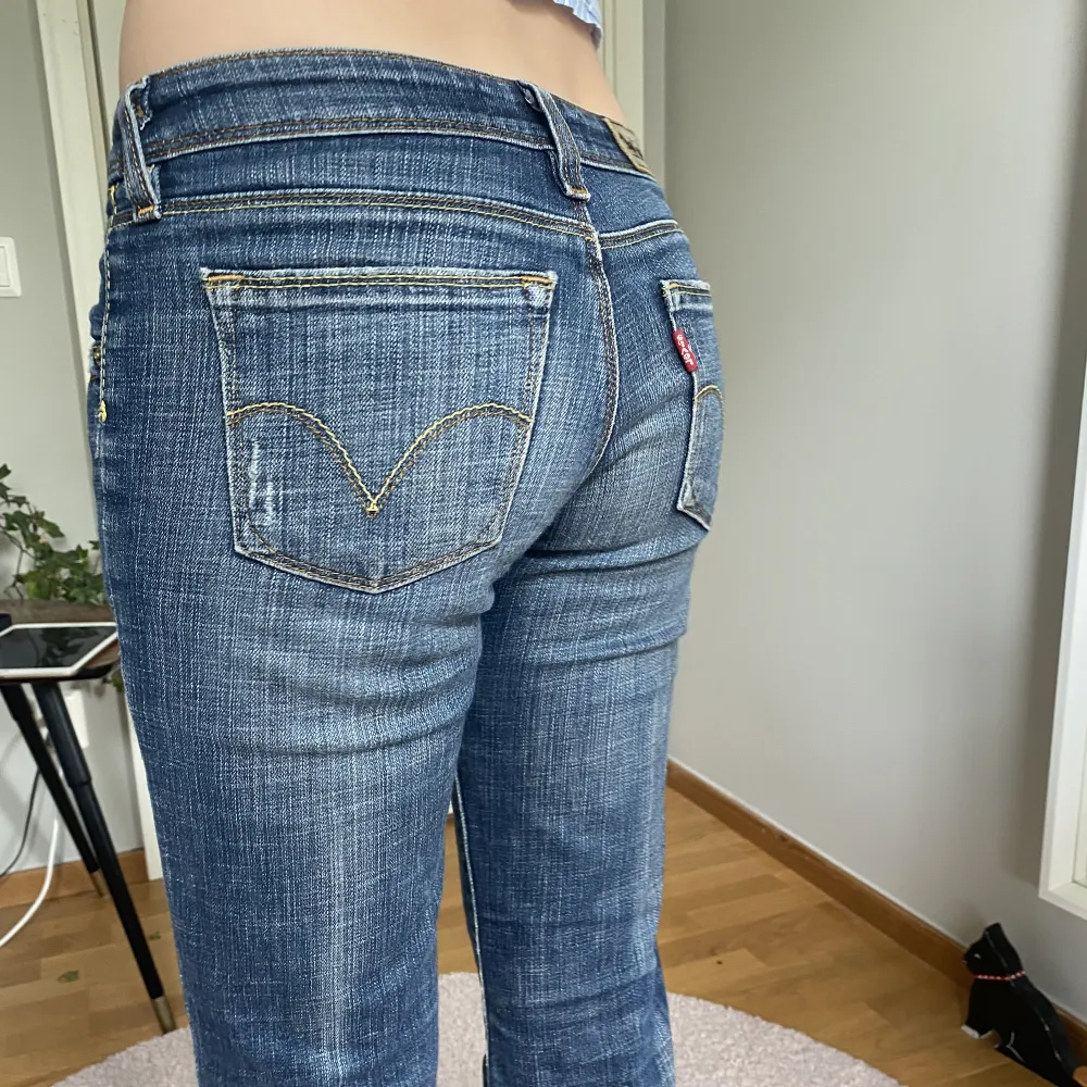 Lågmidjade blåa Levis jeans. Har vissa defekter skriv för fler bilder! Tryck gärna på köp nu! W27 L32. Midja 34 cm Innebenslängd 77 cm. Jeans & Byxor.