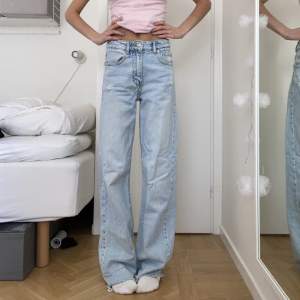 Ljusblå jeans från Gina Young💘lite slitna längst ner annars fint skick
