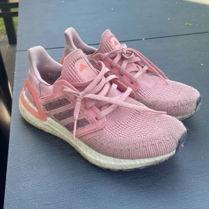 Adidas ultraboost - Säljer dessa suuper sköna löparskorna!! Köpa för ca 1500kr och säljer för att de blivit för små tyvärr❤️‍🔥, tvättas innan de skickas självfallet💕