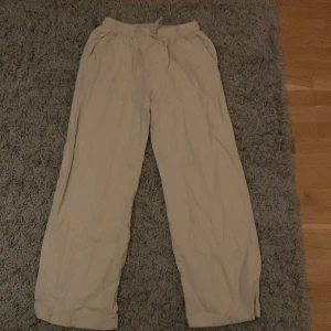 Jättesnygga beiga linnebyxor - Säljer mina jättefina linnebyxor, hade jättemycket användning för dem förra sommaren!😊Går att ha högmidjat eller lågmidjat, jag själv skulle nog säga lågmidjat