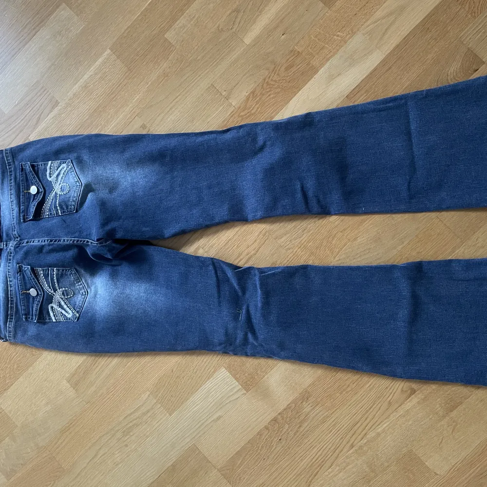 Helt nya bootcut jeans stl L 40/42 från Shein . Jeans & Byxor.