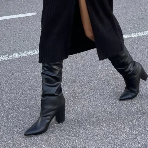 Stövlar med klack  - OANVÄNDA fake skinn stövlar med 8 cm klack!! Haft dom liggandes i garderoben en lång tid men aldrig kommit till användning. Nypris 600kr 