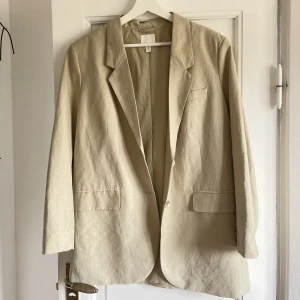 Kavaj - Säljer den här grön/beiga kavajen från Hm. Endast använd ett fåtal gånger så den är i väldigt bra skick💫🌼