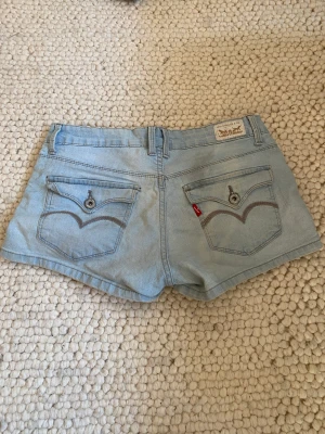Jeans shorts  - Jag säljer dessa shorts pågrund av att det inte passar mig så bra! Det är lågmidjade shorts och köpte det i Paris på en secondhandbutik!  ”KÖPAREN STÅR FÖR FRAKTEN” 